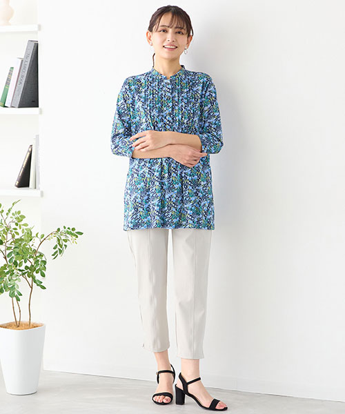 リアル店舗で売れている小花柄のチュニックはクロップドパンツと軽快にコーディネートするのがおすすめ！