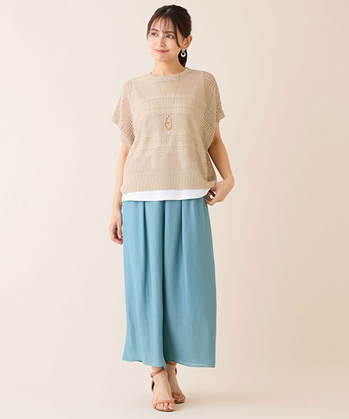 ベージュとブルーの配色が爽やかな夏のお出かけスタイル。