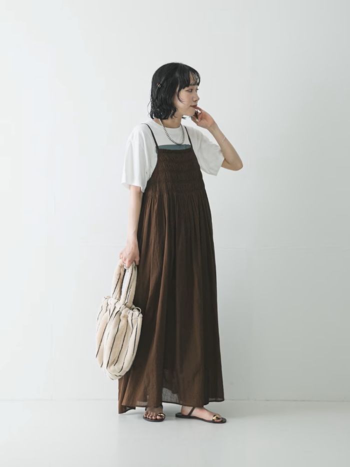 【ワンピース】
低身長さんにもおすすめのサマーワンピ。
肩紐はアジャスターで調節が可能なので、152cmの私もフラットなサンダルでも長さ大丈夫でした。
落ち着いた色味のブラウンは華やかになりすぎず、普段使いもしやすいです。
