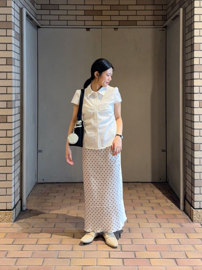 トレンドのドット柄と肩のラインがかわいい
シャツで今っぽくおしゃれなお出かけコーデに！