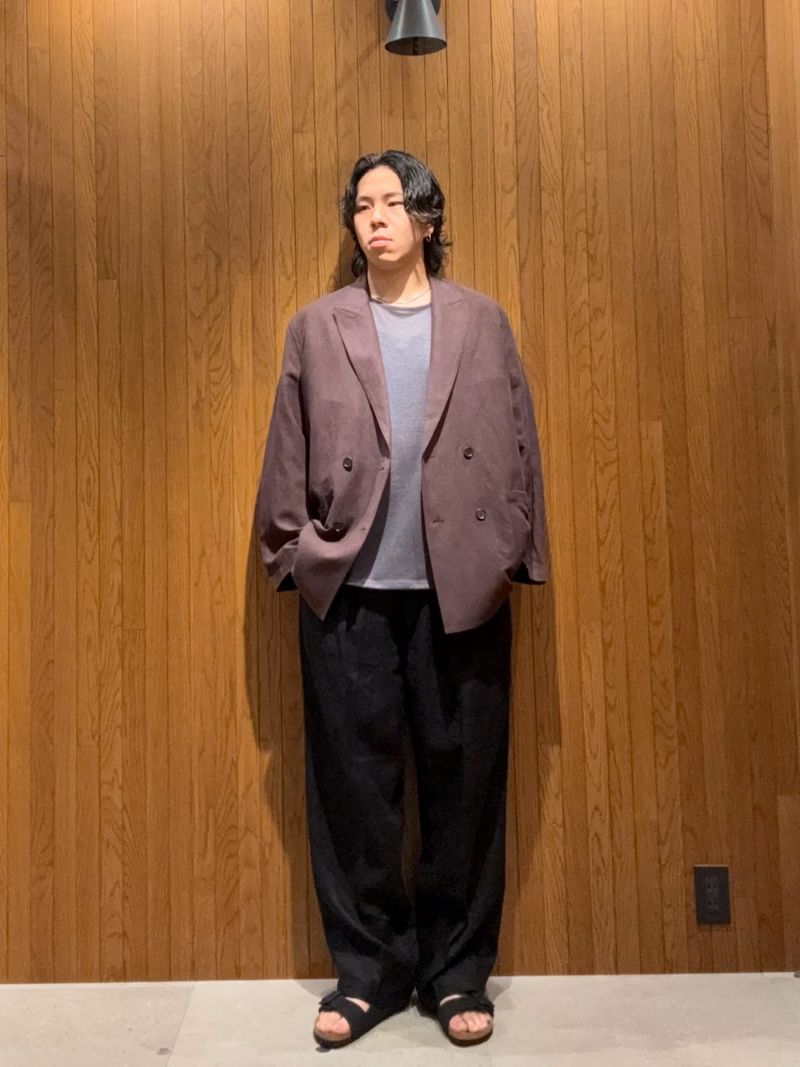 ラグジュアリーな光沢感を持つSILKと、清涼感あるLINENを掛け合わせたダブルシャツJKTを主役に、夏でも重たく見えないリラックススタイルを構築。