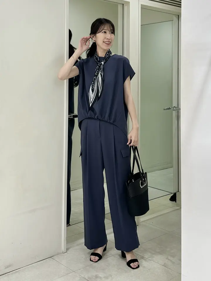 コーディネート身長 170cm

人気のFluidBackSatinシリーズから
新型のブラウスとパンツが登場♩

今回はスカーフをアクセントにして
セットアップで着てみました◎

着るだけでサマになるので
忙しい日も簡単におしゃれに決まる！

シワになりにくくお手入れがしやすいところも
嬉しいポイントです^_^


スタッフ着用サイズ
■ブラウス【4/Mサイズ相当】9号
■パンツ【4/Mサイズ相当】9号

※スカーフはサンプルを着用しております
