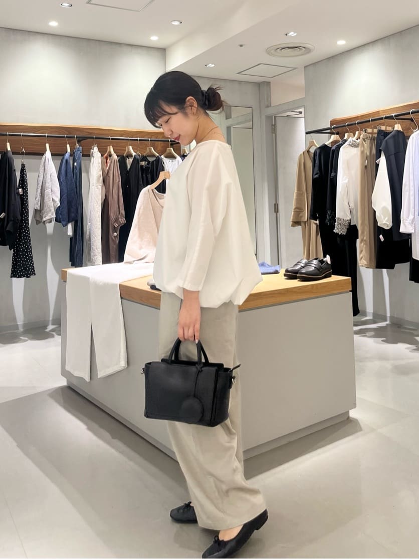 151cm ストレート イエベ秋
【 tops 】
シャツTシャツは1枚での着用はもちろん、
インナーとしてもご利用頂けます◎

裾に紐が通っており、
お好みでシルエットを変えて
ふんわりと切り替えが作れるようになっております。

バランスの取りやすい着丈で、
低身長でもすっきりレイヤードができるのも嬉しいポイントです。

【 pants 】0サイズ

大人気のウエストリブパンツ。

151cmで0サイズを着用、
足首くらいの丈感で裾上げなしで着れました◎

落ち感のあるシルエットですっきり見えを叶えてくれます。

同素材のベストとセットアップでのご利用も可能です。