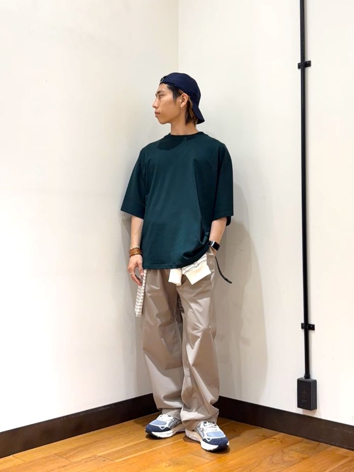 強撚ドライ素材×液アン加工の光沢感。AHのハギを排除したストレスフリーなハーフスリーブT。
美しい艶を長く保ち、洗濯後のシワや型崩れを防ぐ頼もしい上質なカットソーです。
腕周りの繋ぎ目を無くす特別な立体裁断により、体型に沿って滑らかに落ちる美しいシルエットを描き出します。