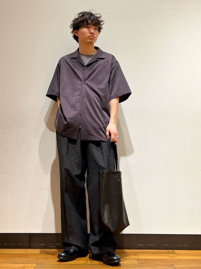 【シャツ】
開放的な襟元と、ほどよく余白を持たせた寛いだフォルムが、暑い季節のコーディネートに涼やかな空気をもたらします。
ご自宅でお手入れできる手軽さも兼ね備え、日々のスタイリングに欠かせない頼もしい一着となっています。