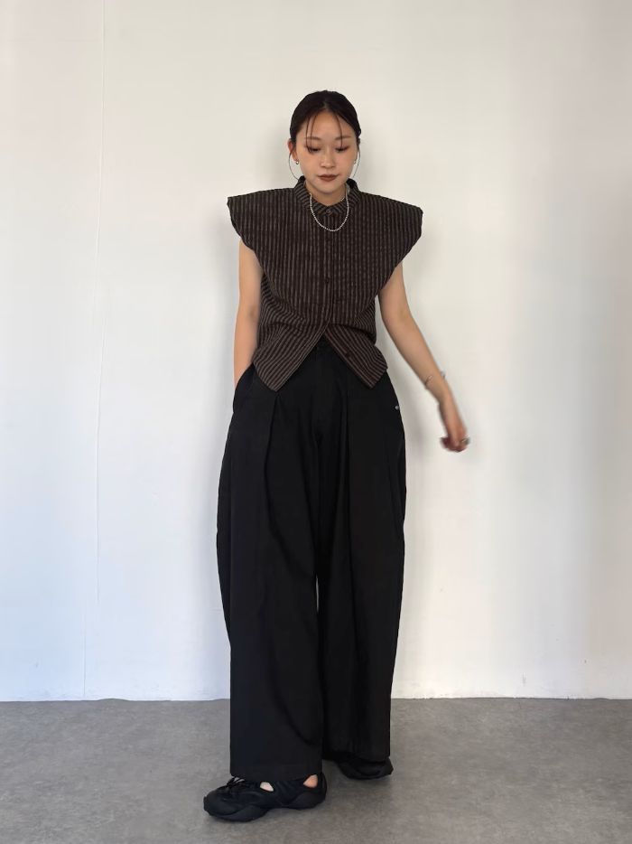 細かいチェックのデザインと
肩のシルエットがかわいいシャツ！

下のボタンは開けて着るのがおすすめです＾＾

コクーンシルエットのパンツと合わせて
バランスを取りました〇