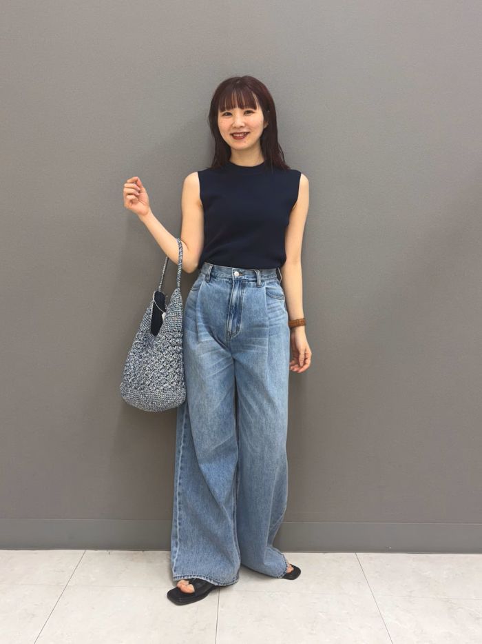 デニムがワイドめなのですっきりとしたシルエットのトップスも
相性◎です。
トップスは綺麗なノースリーブなので
羽織りをあわせてもすっきり見えします◎