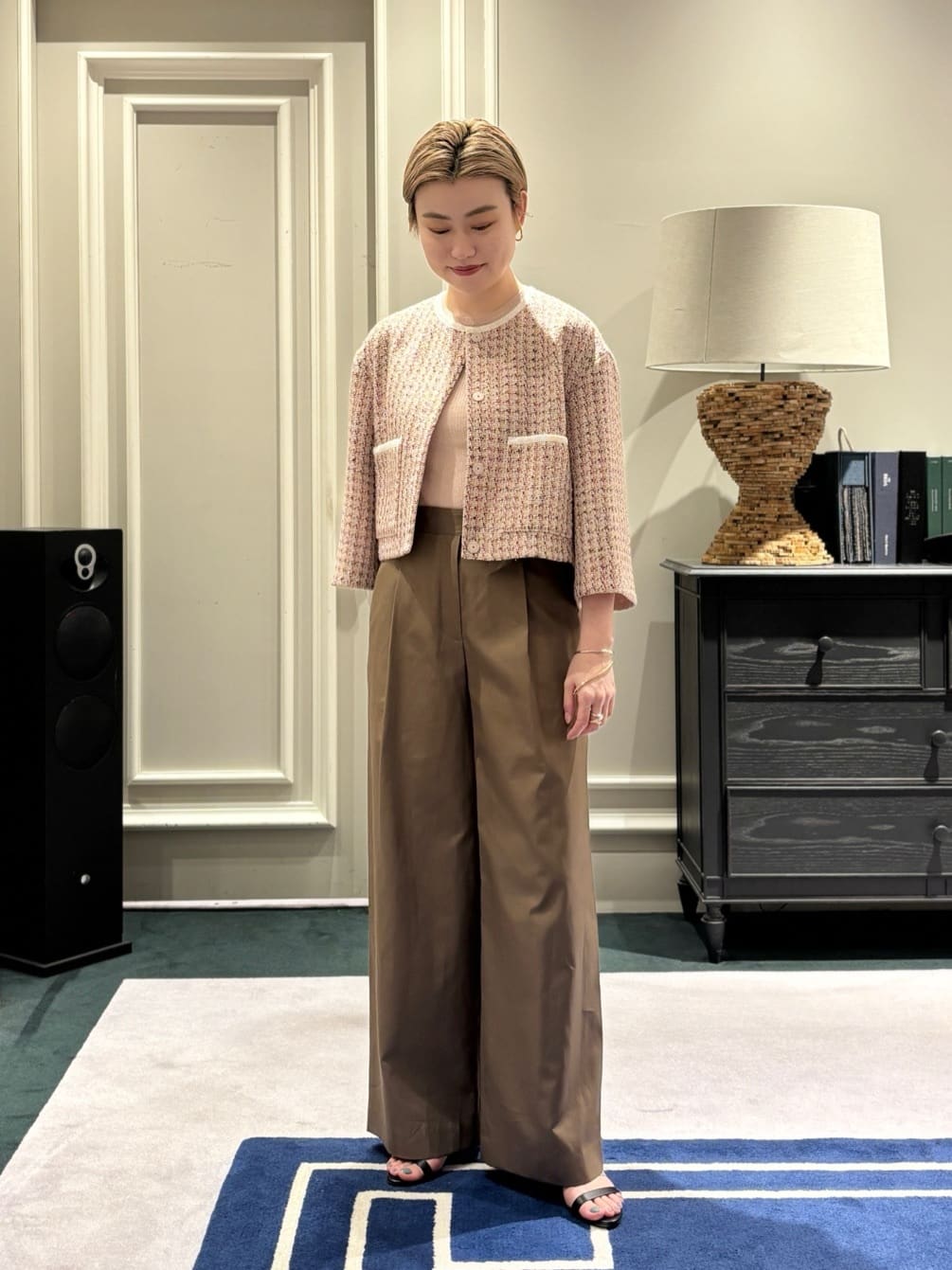身長162㎝　〈Ballsey〉サンセットツイード ショートクルージャケット

カラフルな色彩ツイードが華やかなジャケット。カーディガン感覚で軽く羽織ることができ、コンパクトなシルエットが今どき感を醸せる素敵アイテムです。
ツイードの中でも軽く仕上げてるので、軽やかな羽織りとして、季節の変わり目に手放せない絶妙な厚みに仕上がっています。

〈TOMORROWLAND collection〉コットンギャバジン タックワイドパンツ

春夏に欠かせない〈TOMORROWLAND collection〉定番のコットンギャバジンを使用したパンツです。
ナチュラルな光沢と滑らかな肌触りが特徴のコットン素材。
薄手生地なので真夏も快適に着用できます。