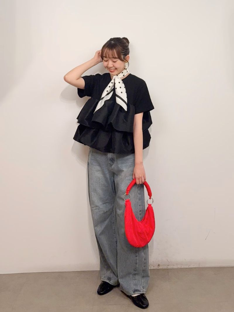 存在感のあるフリルトップスはデニムでカジュアルに着こなしても可愛いです！
