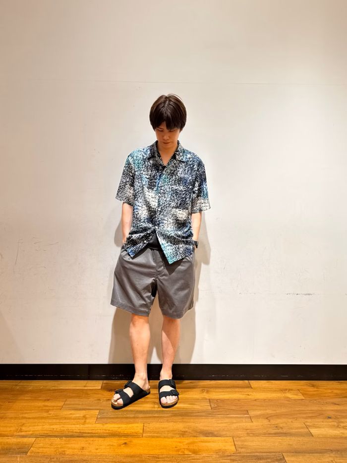 【シャツ】
Mサイズを着用。
レーヨン×綿素材で着心地抜群です！
上品なデザインになっており大人の柄シャツになってます！