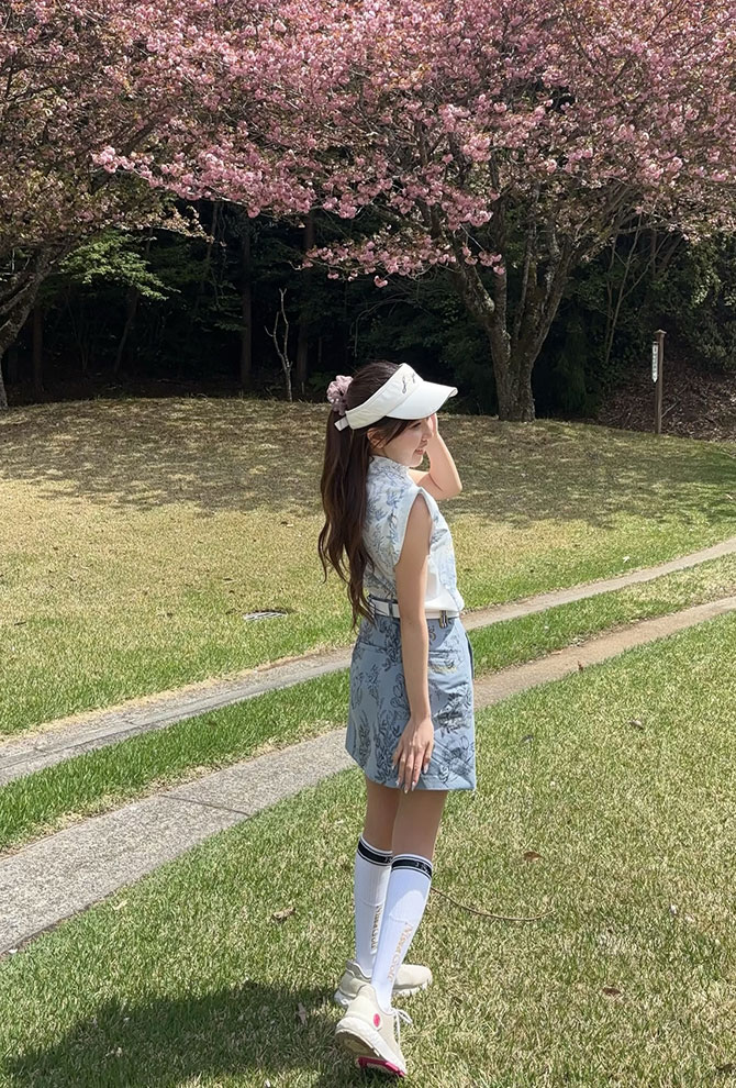軽やかなブルーのウェアで華やかさを演出