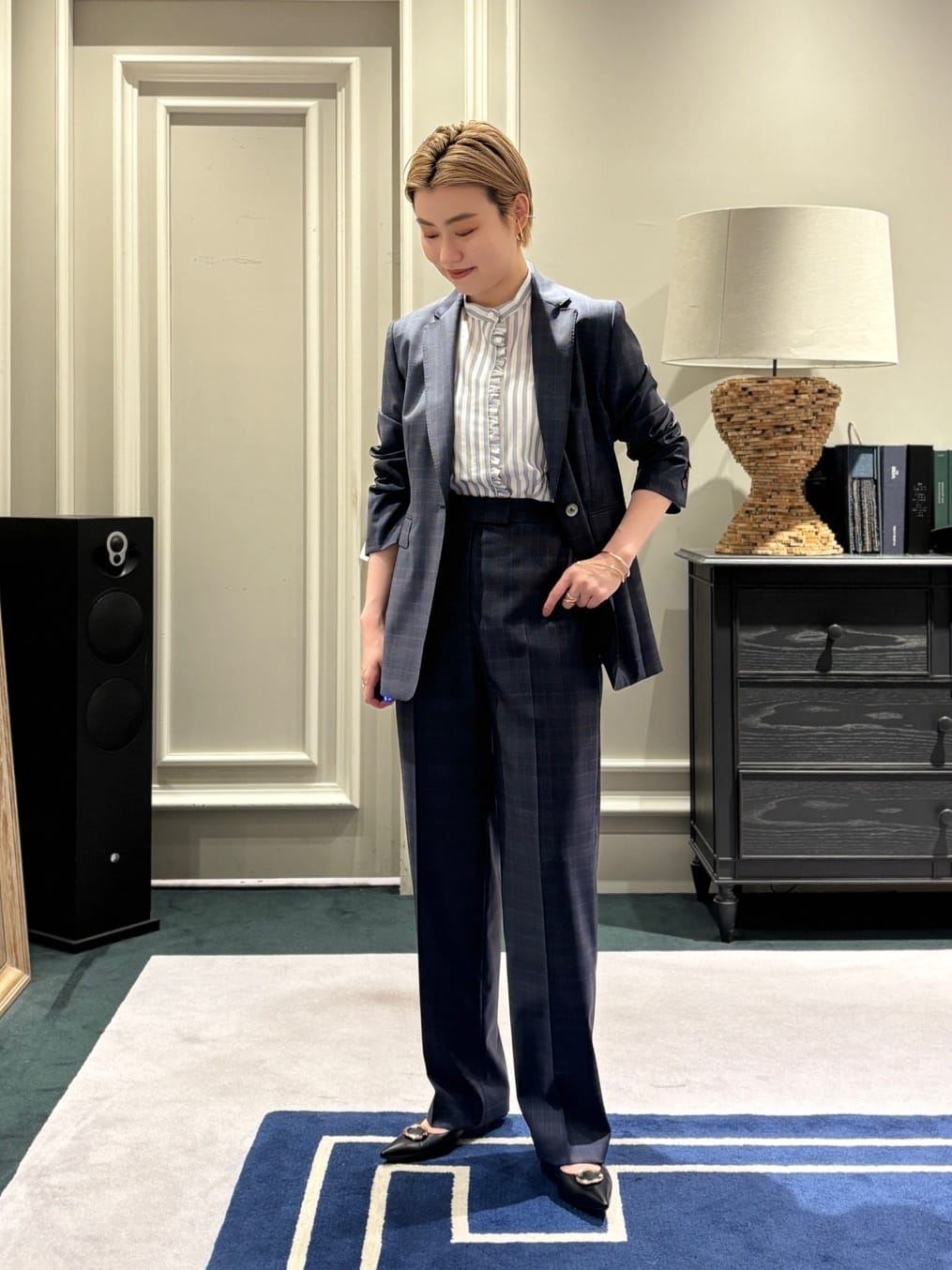 身長162㎝　〈TOMORROWLAND collection〉365 NATURAL STRETCH 1Bテーラードジャケット

〈TOMORROWLAND collection〉365 NATURAL STRETCH ストレートパンツ

マニッシュなニュアンスの柄と、メンズライクな青みのあるブルーを女性が着ることで知性が引き立つスーツです。
通年着用できる素材で、流行に左右されないオーソドックスなデザインは、日常的にスーツを着る方はもちろん、いざという時の一着としてもおすすめです。

ジャケットは、ヒップをカバーする長めの着丈ながら、ウエストを自然にシェイプさせているのでバランスよく着用いただけます。肩まわりやアームホールにゆとりがあり、長時間の着用でもストレスを感じにくい設計です。

パンツは、ストンと落ちるストレートシルエット。
ハイウエストすぎず、ヒップ周りを自然にすっきり見せる設計で、スタイルアップが叶います。