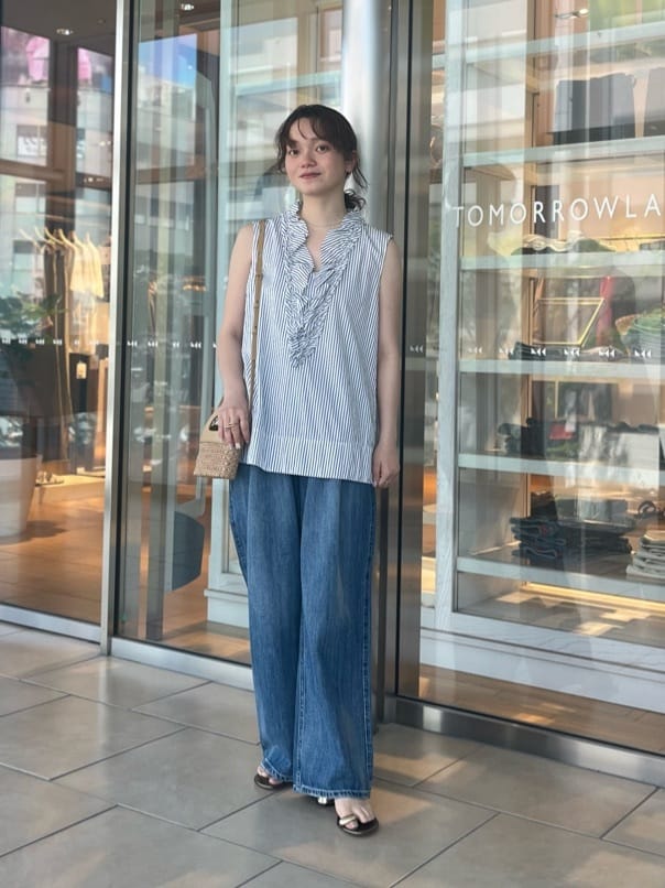 身長156㎝　〈MACPHEE〉コットンタイプライター フリルノースリーブブラウスは一枚でも様になるので暑い季節にもぴったりです。また手洗い可能なところもおすすめです。デニムパンツと合わせてカジュアルさをプラスしました。

