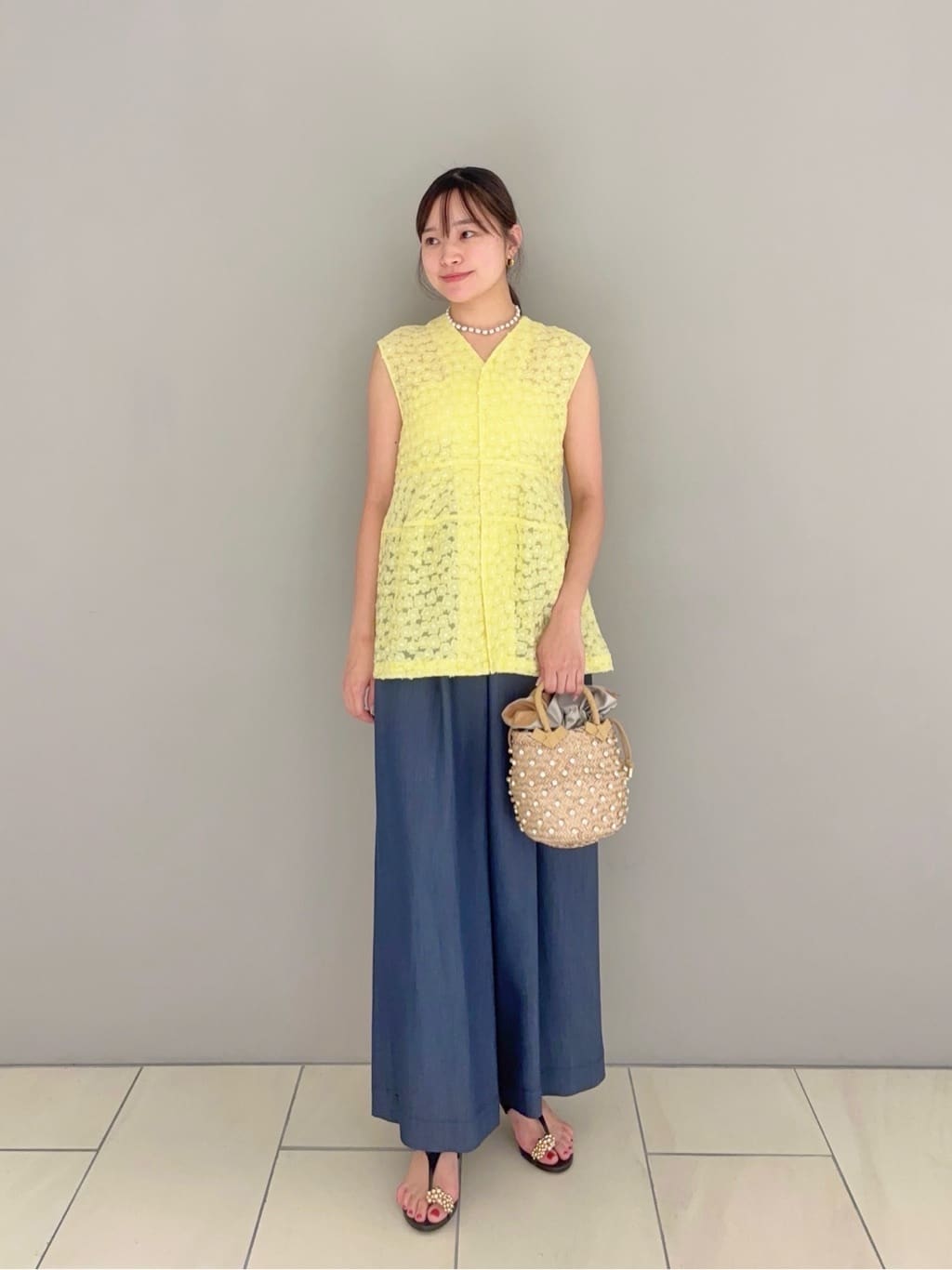 身長162㎝　〈Ballsey〉アリッサムカットジャカード バレルヘムブラウス
可愛らしい印象の小花柄のカットジャカード素材を使用したブラウス。前後2wayでお使いいただける仕様で、顔周りスッキリとお召しいただけます。ドレスアップシーンだけでなく、日常使いにも活躍してくれる汎用性の高い華やかなアイテムです。

〈Ballsey〉【一部追加予約】ラスターデニム ダブルタックワイドパンツ
キュプラの落ち感を活かした、上品なツヤ感のあるデニムライクな素材を使用したパンツ。デニムパンツのような気軽さと、〈Ballsey〉らしい上品さを併せ持つ、汎用性の高い1着です。