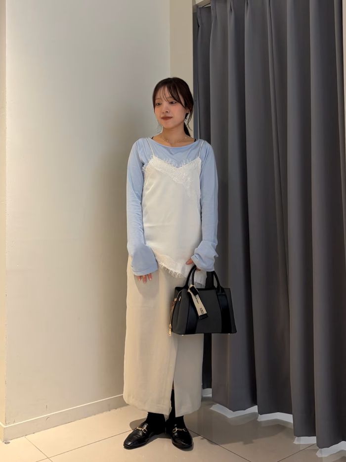 アシメヘムレースキャミは今年のトレンドアイテムです◎
一枚レイヤードするだけでコーデにこなれ感が出る万能アイテムです！