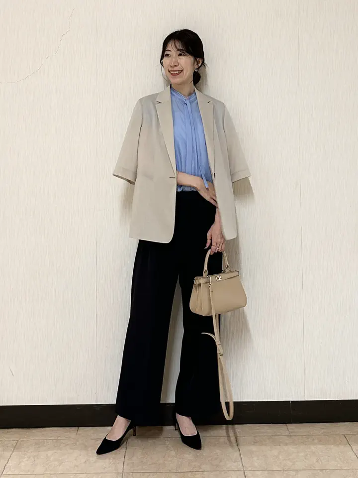 コーディネート身長 170cm

通勤におすすめの半袖ジャケット♩

きちんと感もありつつ、
涼しく快適な着心地が叶います◎

インナーのブラウスは襟元のフリルがポイント！
清潔感のあるブルーで爽やかな印象にまとめました◎


スタッフ着用サイズ
■ジャケット【4/Mサイズ相当】9号
■ブラウス【4/Mサイズ相当】9号
■パンツ【4/Mサイズ相当】9号