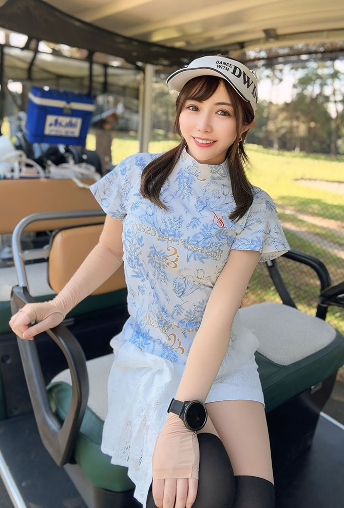 やわらか色のミモザ柄トップスは汗ばむ季節でもさらりと着れます