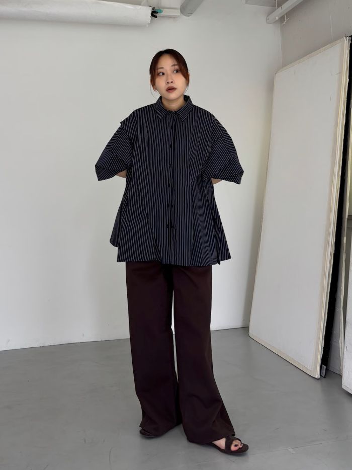 大人気のストライプシャツが
半袖になって帰ってきました～～！

ランダムなタックデザインが個性的で〇
落ち着いたバーガンディのパンツを合わせて
大人な夏コーデに＾＾