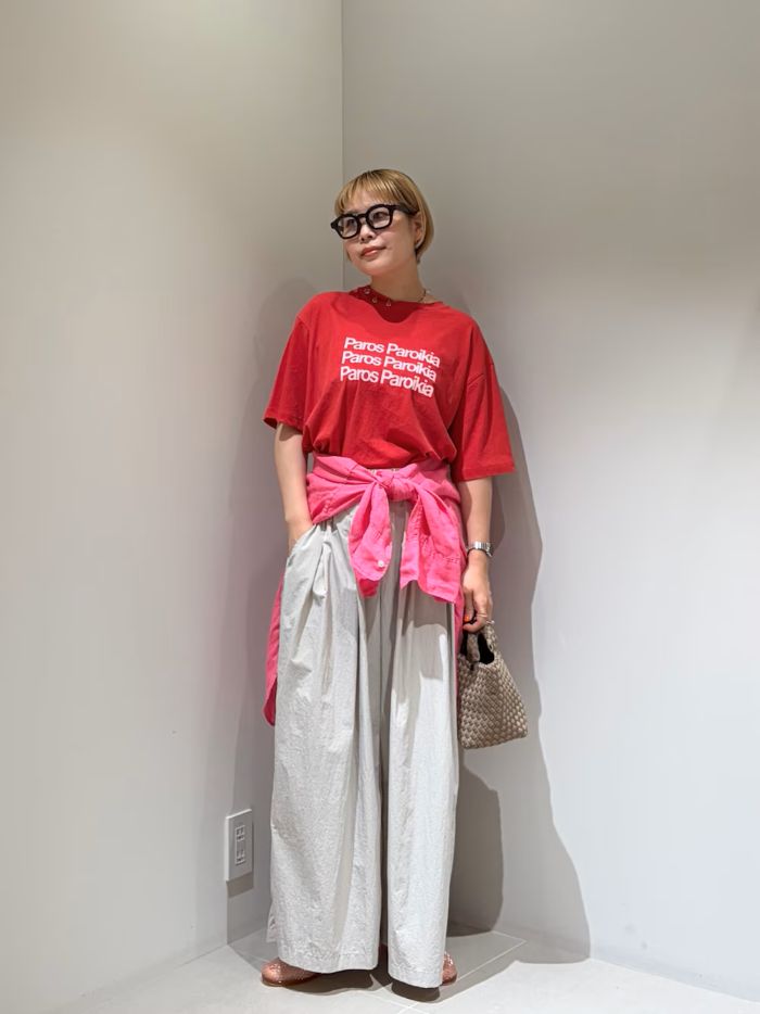 透け感のあるシアーな素材が旬な、大人のためのプリントカラーTシャツ。
肌離れの良い素材で、夏本番も快適に過ごせます。
