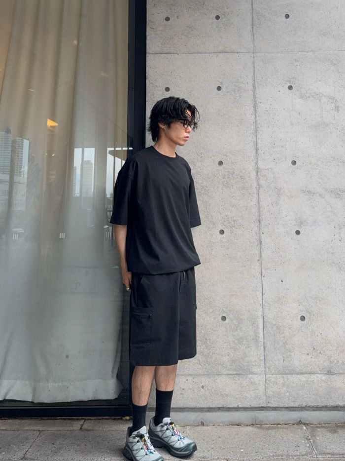 ショートパンツには大きめのポケット、Tシャツにはドローコードが施されており、一見シンプルながらも機能性が高く、細部までこだわりが感じられるセットアップです。