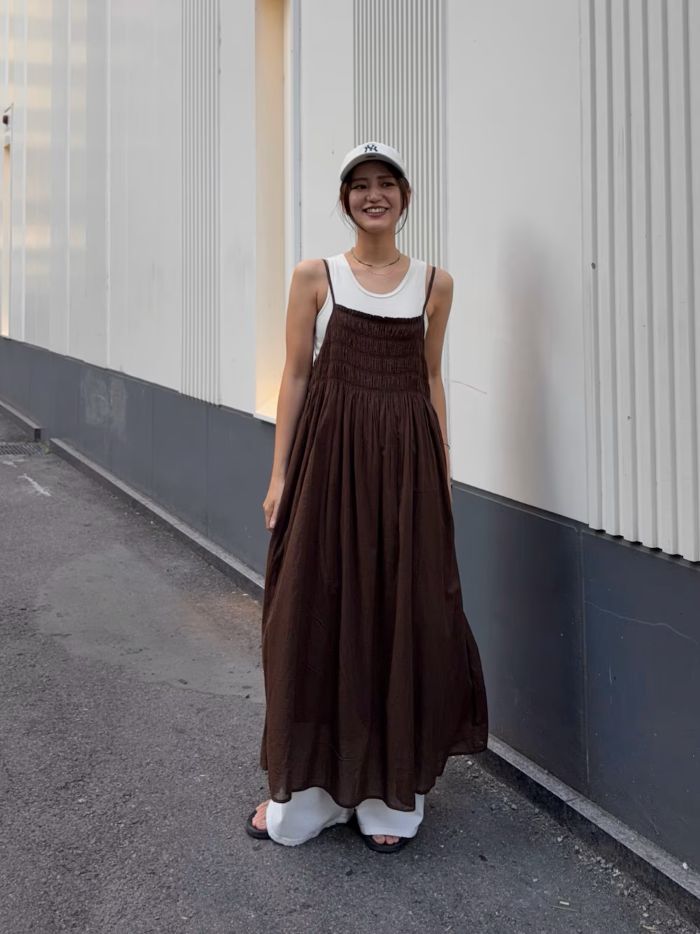 胸元のシャーリングが華やかさを添え、着映えを叶える。コットンギャザーキャミワンピース。
インド綿のコットンボイル素材を贅沢に使用し、ふんわりと柔らかな肌触りに仕上げました。