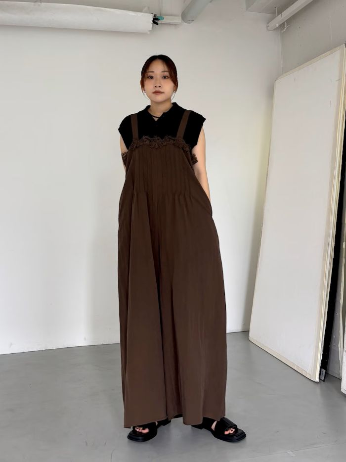 レースのデザインが可愛いサロペット
ピンタックが大人っぽさもプラスしてくれています〇

インナーに大人気のニットを合わせて
モノトーンスタイルに＾＾