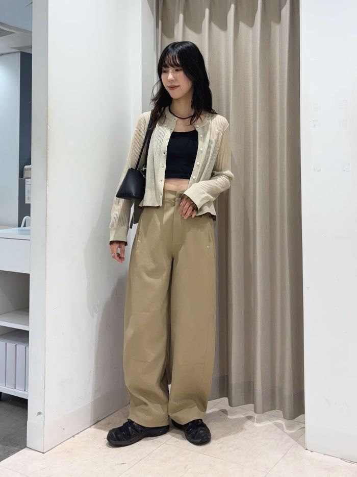 今回はUVカット素材のカーディガンを使ってベージュ系でまとめてみました！
お袖と裾のフリルがさりげなくて大人でも着やすいです◎
