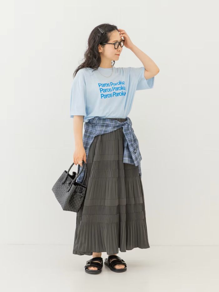 ▶︎UR シアープリントカラーTシャツ
柔らかくとろみ感のある心地よい素材。
Tシャツの中でもかなり薄手で、
真夏にも快適に着用いただけます。

▶︎UR プリーツティアードスカート
落ち感がとてもきれいで、
自然と細見えするシルエット。
私の身長でくるぶし丈です。