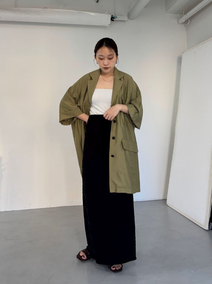 去年大人気だったBIGシャツが帰ってきました～～！
かなり大きい身頃で、着るだけで印象に残るアイテム〇
さらっとした生地で夏も涼しく、日焼け対策や体型カバーも叶うアイテムです！

タイトスカートで合わせて大人っぽく＾＾