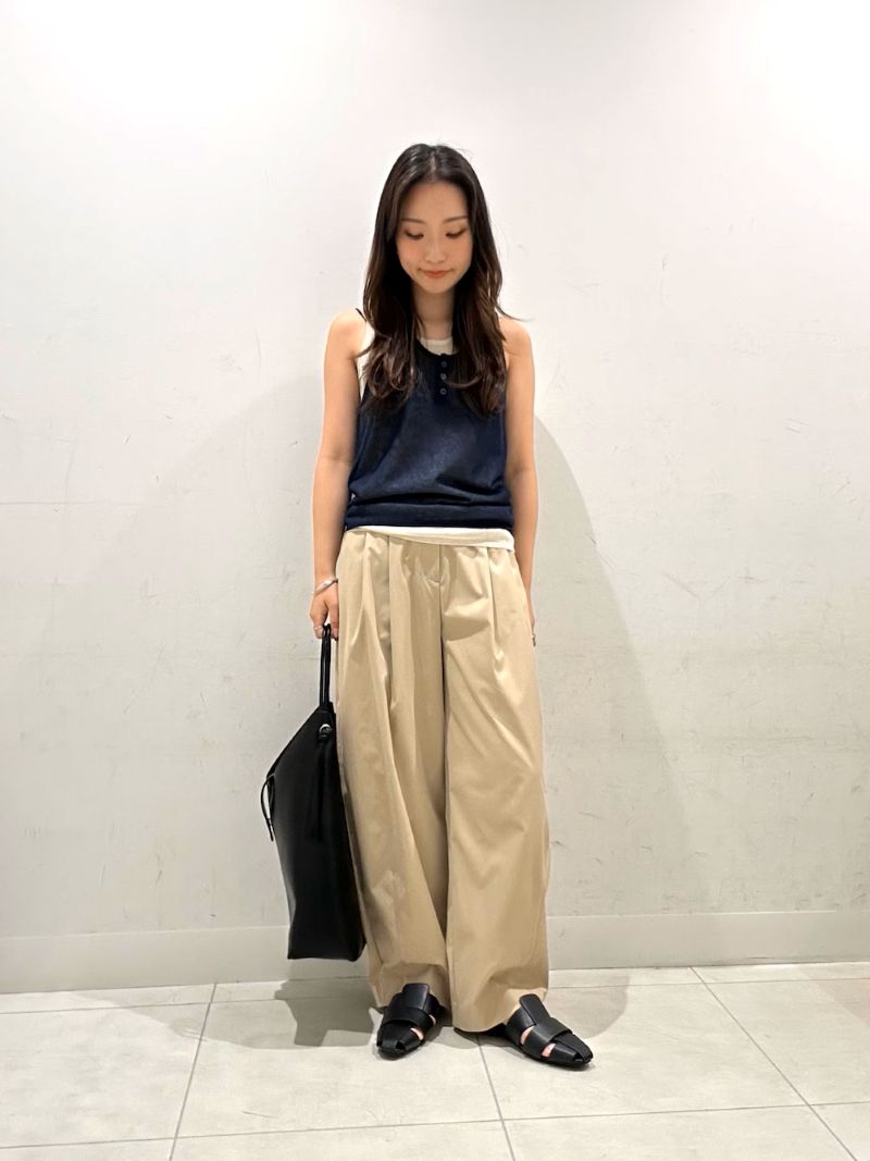 ほどよいコクーンシルエットのパンツは後ろがゴムで着心地もとても軽いです。
トップスはコンパクトめに、トレンドのレイヤードデザインでコーディネートのポイントに！