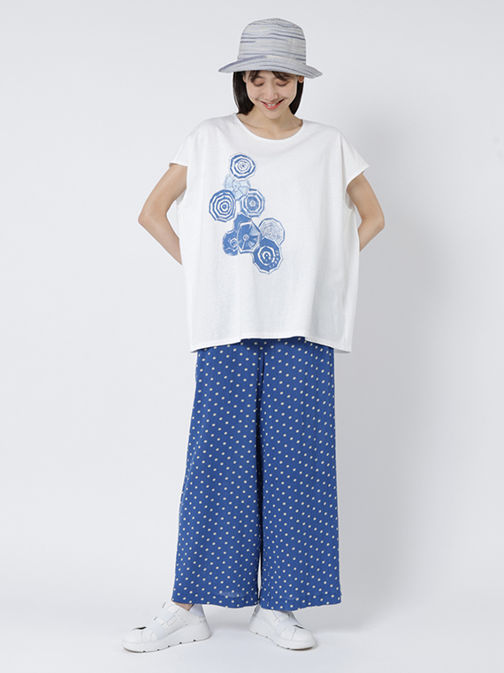 梅雨の時期も明るい気分で過ごしたいもの！傘のプリントのゆったりシルエットのTシャツと水玉プリントのリラックスパンツはそんなときにぴったりのコーディネートです。きれいなブルーでまとめたさわやかなスタイルです。
モデル身長：165cm