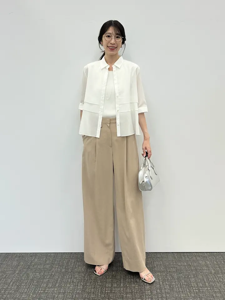 コーディネート身長 170cm

おしゃれに決まるシャツコーデ♩

トレンド感のあるレイヤードデザインに注目！
一枚で着こなすのはもちろん、
ボタンを開けて羽織りにするのも◎

二の腕もカバーできる袖丈なので
露出が気になる方にもおすすめです！
(袖をひと折りして着用しております)

スタッフ着用サイズ
■ブラウス【4/Mサイズ相当】9号
■ニット【S/Mサイズ相当】
■パンツ【4/Mサイズ相当】9号
※ウエストを調整して履いております

※サンプルを着用しております
