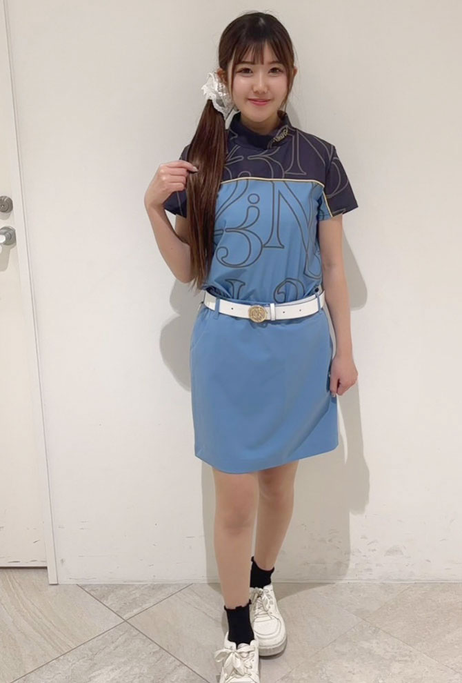 ロゴのプリントが印象的なカットソーは接触冷感で快適