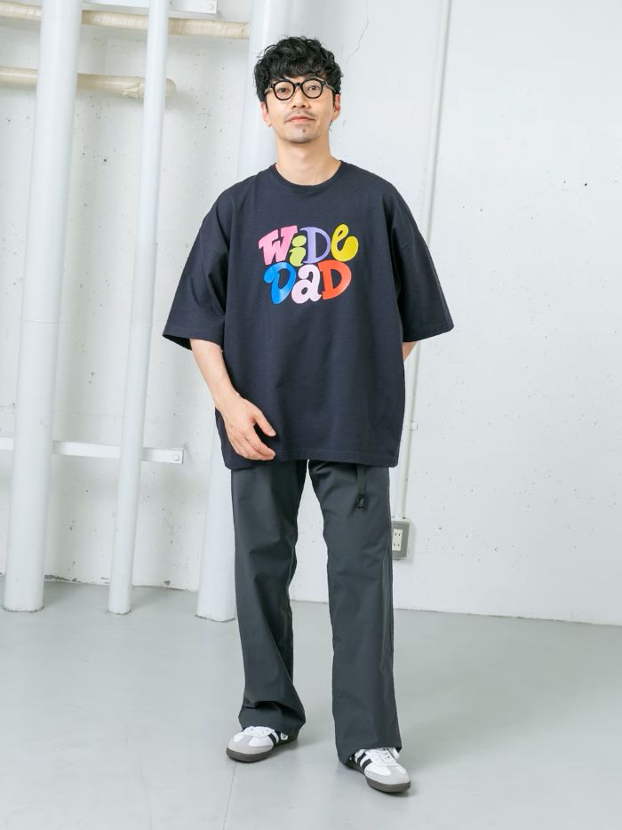 Tシャツは1サイズでしっかりワイドなシルエットです。
着丈は長すぎないのでバランスもとりやすいです。

パンツはLサイズでスニーカーでしっかりクッションある長さです。
ハイウエストでベルトで縛って太さを出しつつ丈感はいい感じに調整してます。