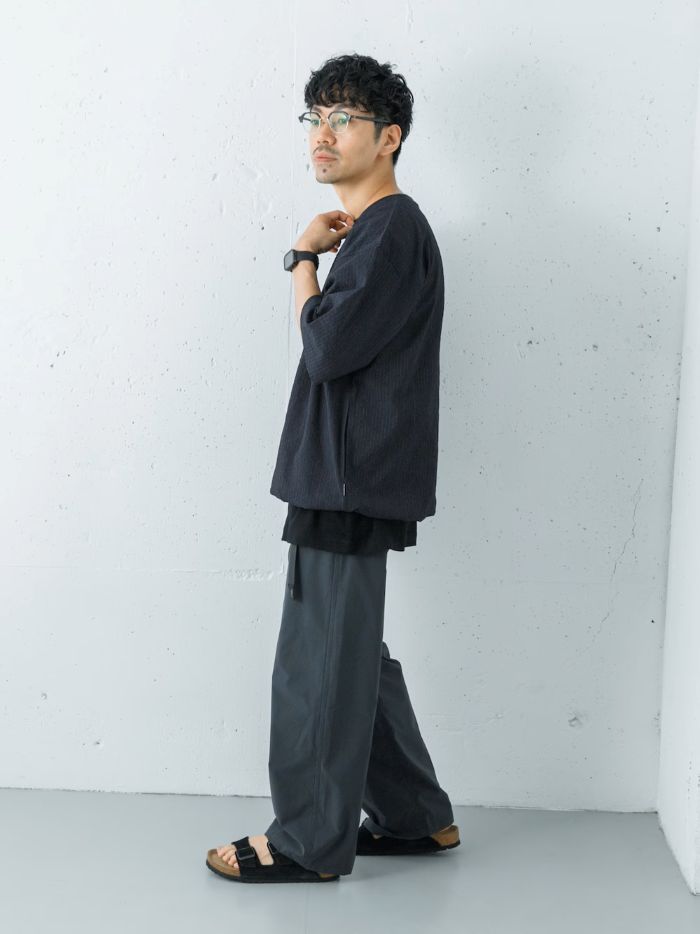 TシャツはLサイズでややワイドなゆったりシルエット。
裾を絞っても絞らなくてもオシャレに着こなせます。

パンツはl'サイズでローファーでクッションが少し入るくらいです。
今回はウエスト高めにしてクッションを作らずスッキリ見えにしました。