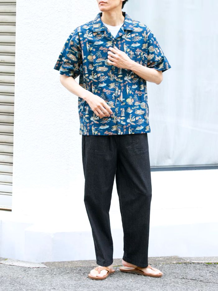 アロハシャツ特有の開放感と、ネイビー×ブラックの重厚な配色が融合した、エッジの効いた着こなしです。