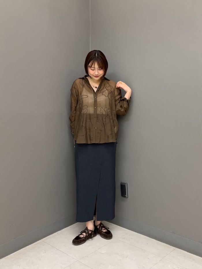 168cmの私でも嬉しい丈感のスカート。
ルーズにシャツと合わせると、抜け感MAXなオシャ見えコーデに◎