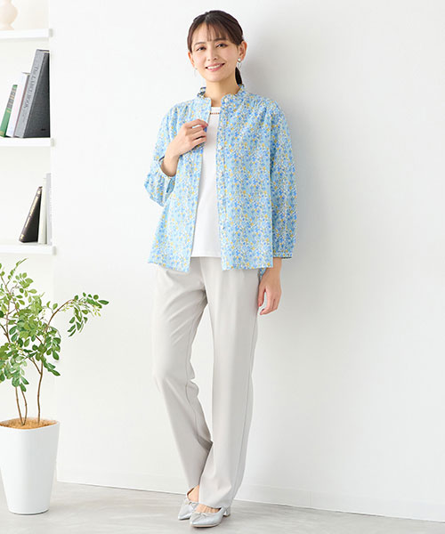 可愛らしい小花柄のリバティプリントのシャツはパンツスタイルに上品な甘さを添えてくれます