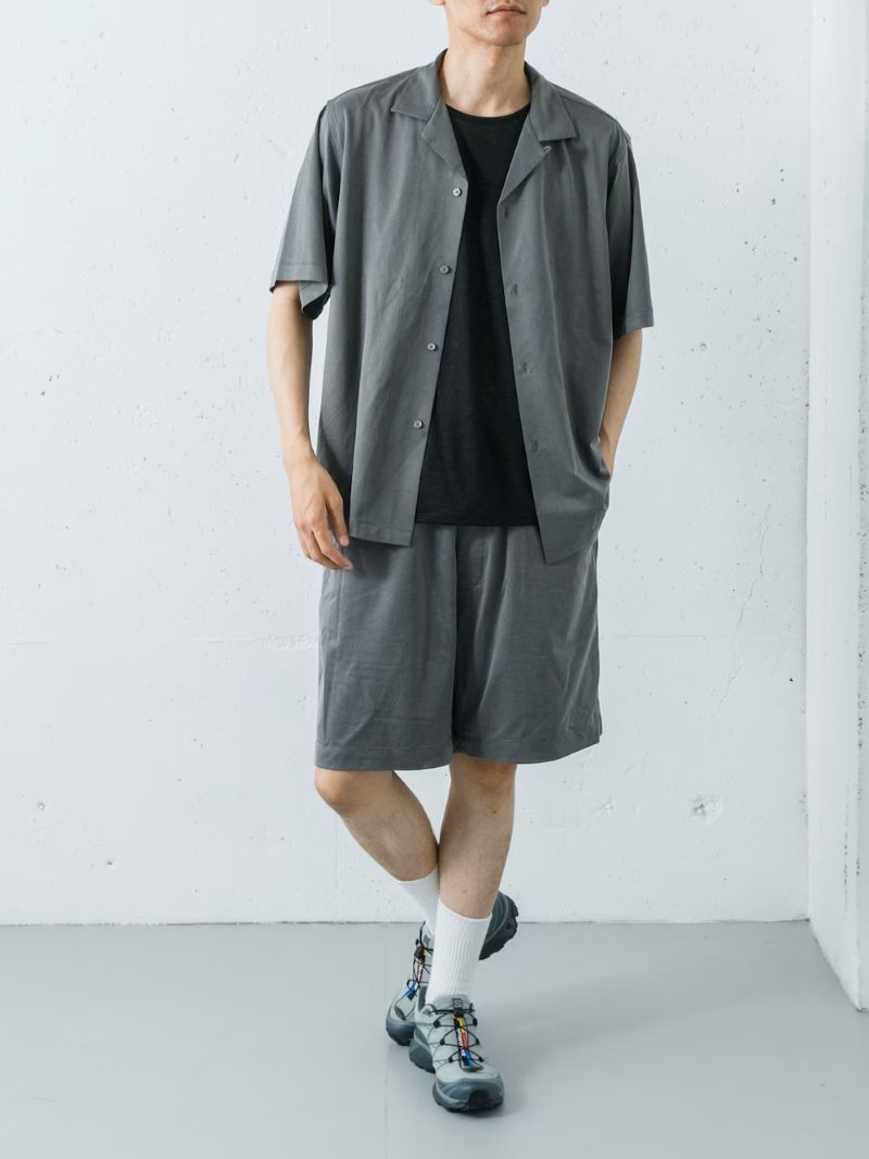 なめらかな肌触りと独特の光沢感が魅力のキュプラ素材を使った、オープンカラーシャツとショーツのセットアップ。落ち着いたカーキの色味と、くったりとした上品な落ち感が、夏のコーディネートに大人っぽい余裕を演出してくれます。家で洗えるウォッシャブル仕様なのも嬉しいポイントです。