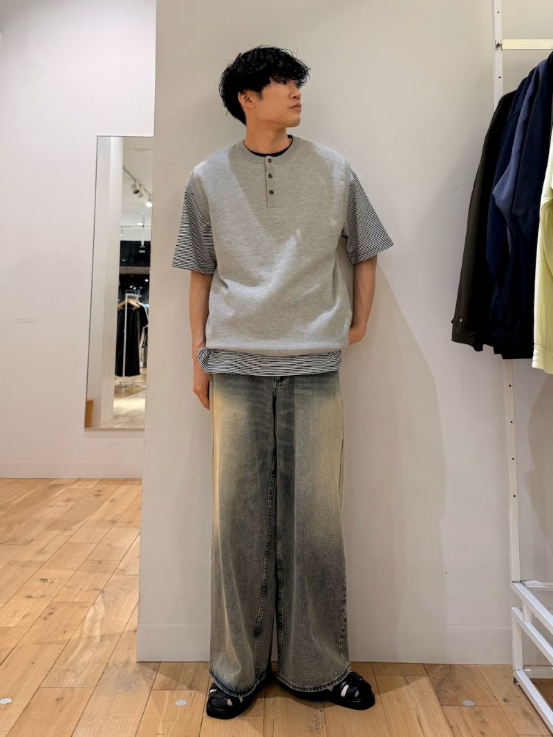 ニットベストに可愛らしさのあるボーダーtシャツを合わせてみました。
暑いと思われがちですが、朝と夜は若干冷えるのでそんな時にオススメです！
ヴィンテージ感のあるデニムで男らしさを出しつつ、足元はサンダルで夏っぽさも兼ね備えてみました〇