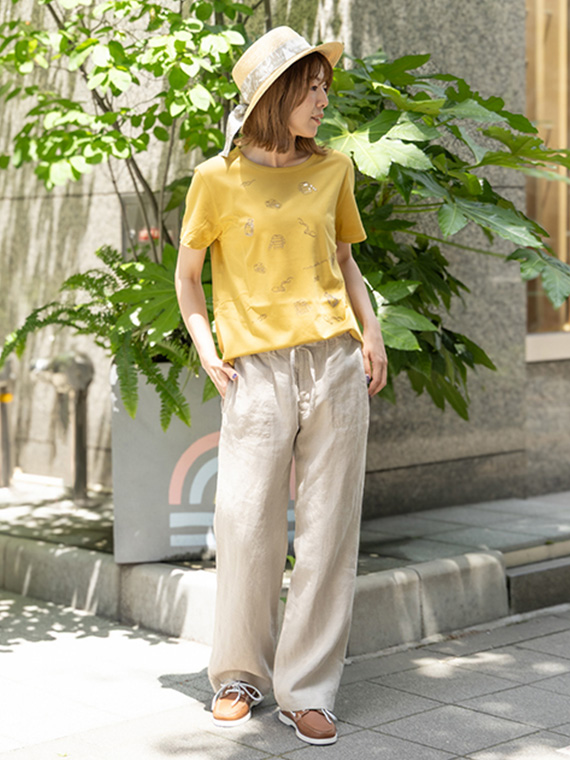 超長綿天竺を使用した、なめらかな着心地のTシャツ。
前身頃の中央には“Summer French”モチーフを、1色刺繍とスパンコールで華やかに表現しました。
上品なきらめきが大人の夏スタイルにほどよいアクセントを添える一枚です。
モデル身長164㎝