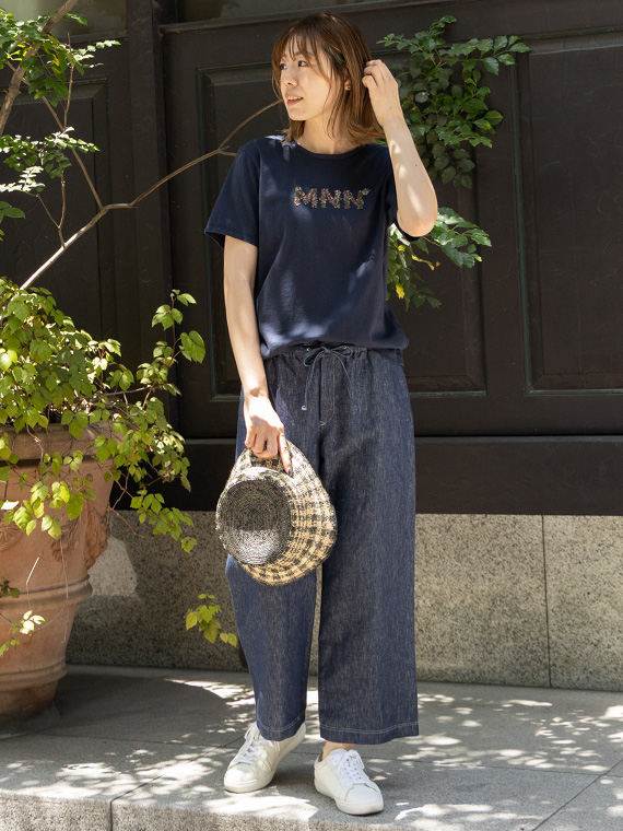 ふんわりとした着心地のエアーコットン天竺Tシャツ。
前身頃にはMNNロゴとフラワーを、意匠糸刺繍と4色刺繍で立体的に表現しました。
繊細な表情が引き立つ、上品で華やかな一枚です。
モデル身長165㎝