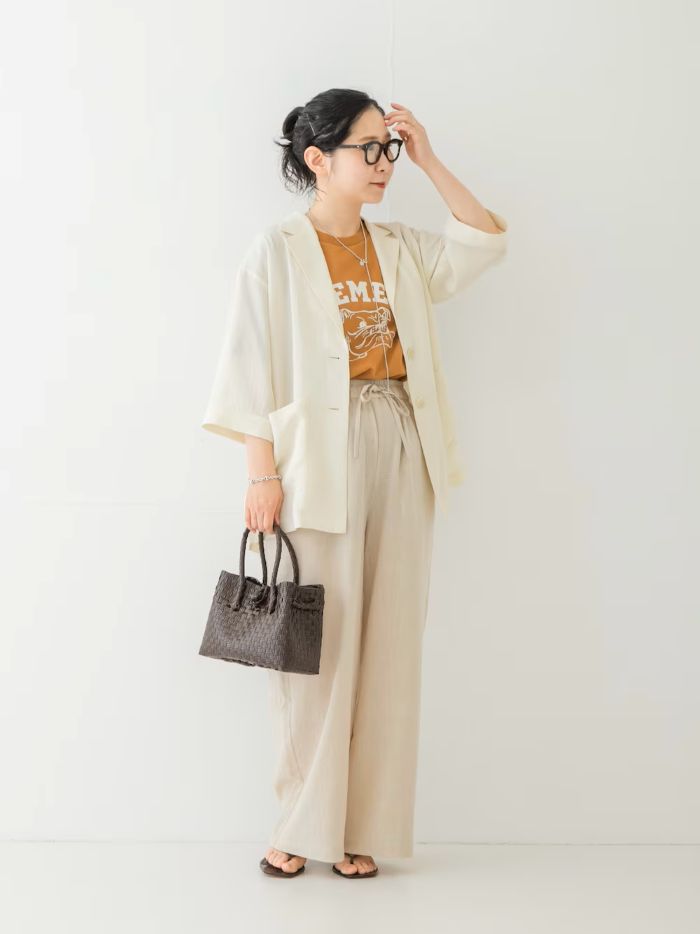 ・NAIAアセテートハーフスリーブジャケット
シルクのような上品な光沢感が
魅力のアセテート素材の夏ジャケット。

私の体型でしっかりヒップが隠れる着丈です。
袖は7分丈ほどで、日除けや冷房対策にも活躍します。

