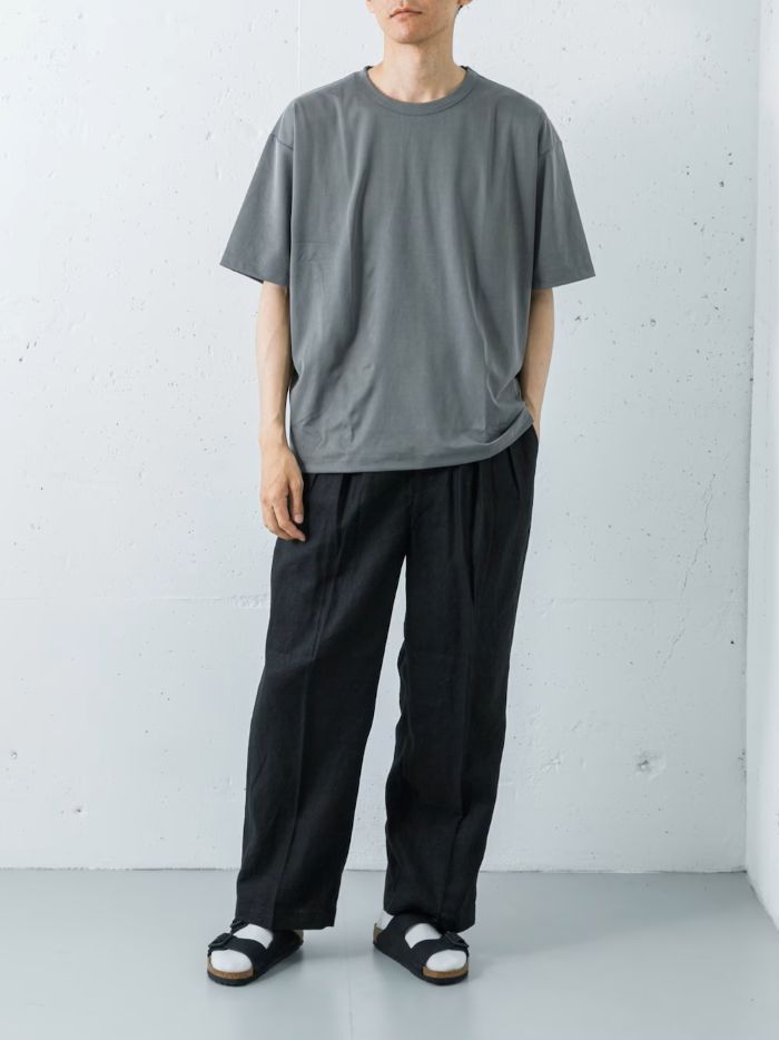 トップスは、なめらかな肌触りと上品な光沢感が魅力のキュプラTシャツ。ウォッシャブル仕様なので夏でも気兼ねなく使え、ニュアンスのあるカーキの色味がコーディネートに深みをプラスしてくれます。