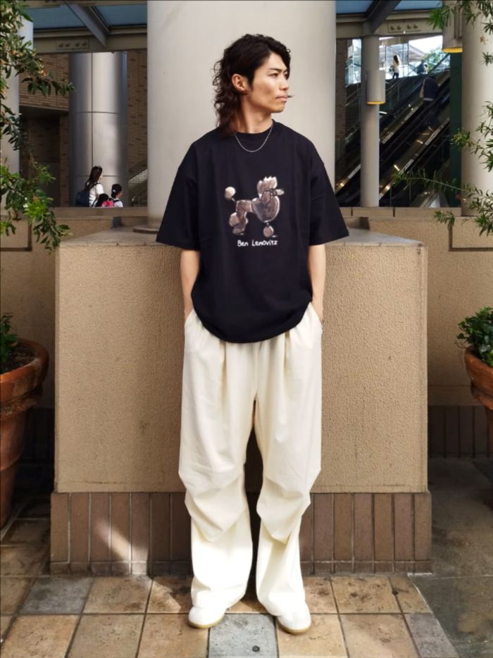 デザインが一癖あるTシャツは、犬好きの方にはもちろん1枚でオシャレにきまるのでおすすめです〇
また、裾にはドローコードが付いていて、シルエットの変化も楽しめます。
ボトムスは、斬新なデザインが魅力のパラシュートパンツを合わせて、シルエットでも遊び心たっぷりコーディネートです！