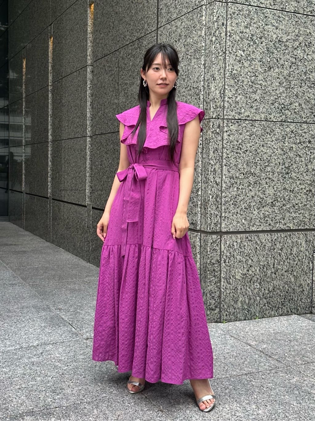 【ラッフルネックワンピース】

普段サイズ:38 / 着用サイズ:38

ナチュラルな風合いに、ドライタッチの軽やかさと上品さのある素材です！
夏にも着やすく、シワにもなりにくいのでお出かけにもおすすめです。