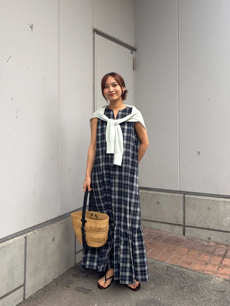 人気のサッカーチェックワンピースは
裾にかけて広がるAラインシルエットが美しく、おすすめポイント。

肩にかけているカーディガンはUVカット付き。
肌触りもよく、ロングシーズン活躍します。