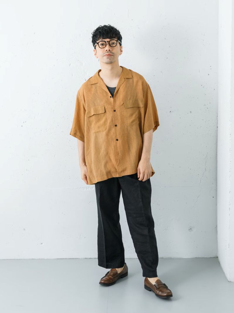 シャツはLサイズでゆとりのあるオーバーサイズ感です。
着丈は長すぎないのでバランスはとりやすいです。

パンツはMサイズで着丈はローファーでクッションが入るか入らないかのちょうど良い長さで今回はウエスト位置を高めで着用しています。