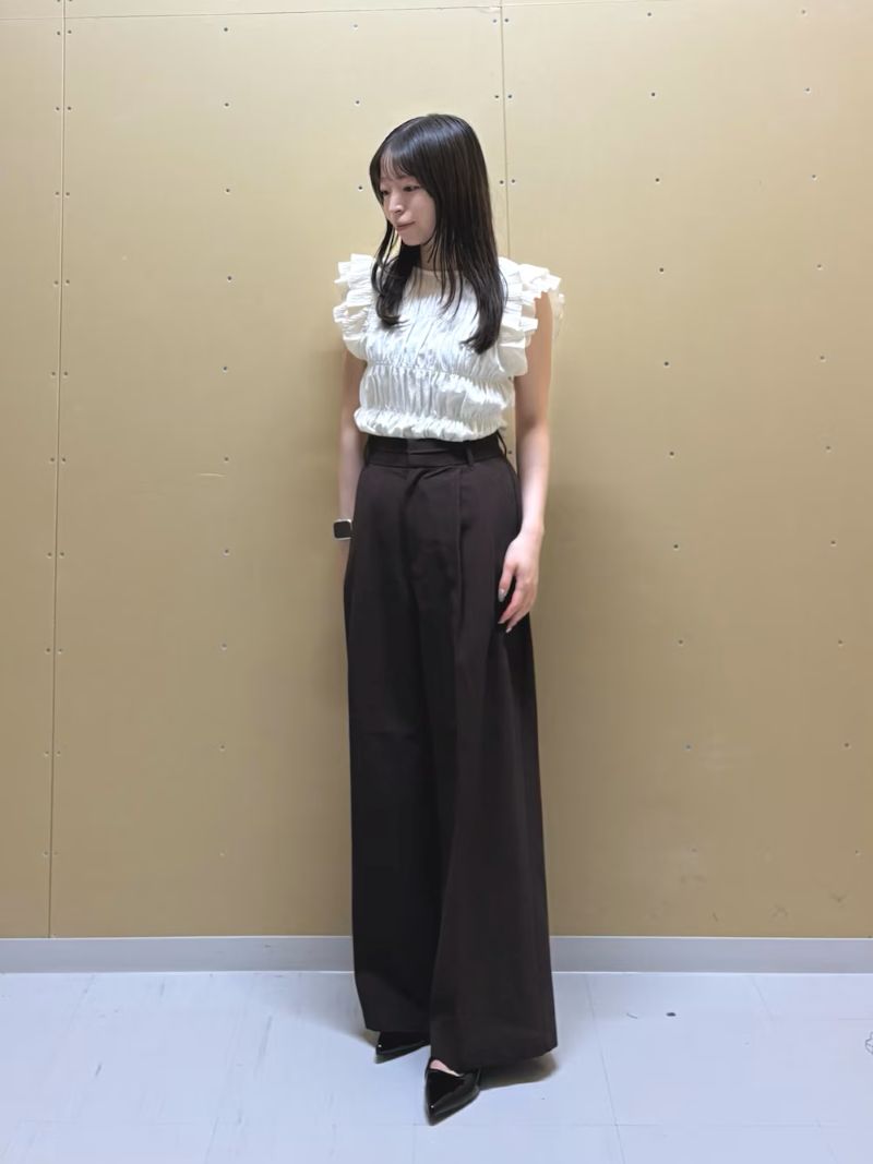 フリルブラウスは、インでもアウトでもどちらでもかわいいです！！
パンツは形がすごくきれいでおすすめです◎