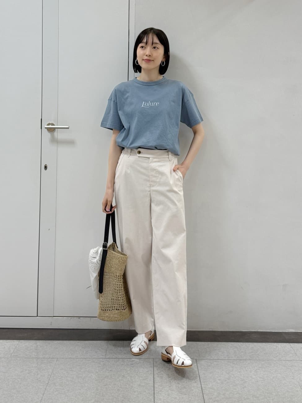【　プリントロゴTシャツ　】
普段サイズ：M　/　着用サイズ：M
ロゴがアクセントの大人のカジュアルTシャツです。なめらかな肌触りと程よい厚みのある素材で、一枚でも安心感のある着心地です。
程よくゆとりもあるシルエットで身体のラインを拾いにくく、一枚でもインナー使いでも着やすいサイズ感です。
シンプルなデザインは合わせるアイテムを選ばず、着回ししていただけます。

【　クールマックスストレートパンツ　】
普段サイズ：M　/　着用サイズ：M
この夏一本は持っておきたい、清涼感と速乾性を備えたおすすめの定番ストレートパンツです。
さらっとした肌触りでとにかく涼しく、暑い季節でも快適なはき心地を感じられます。程よくゆとりがありながらも脚のラインをすっきり見せてくれるシルエットで、カジュアルにもお仕事シーンにも合わせやすい印象です。